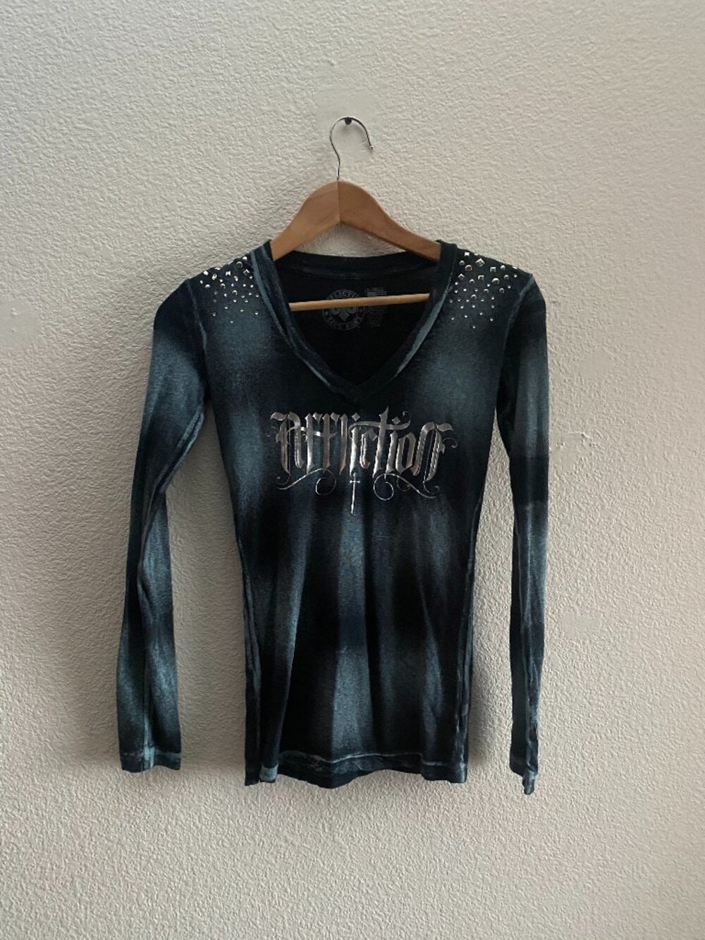 VTG Y2K Affliction V-Neck Long Sleeve Shirt Studded Rhinestone Foil Size XS